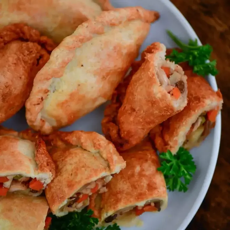 how does empanadas taste like?