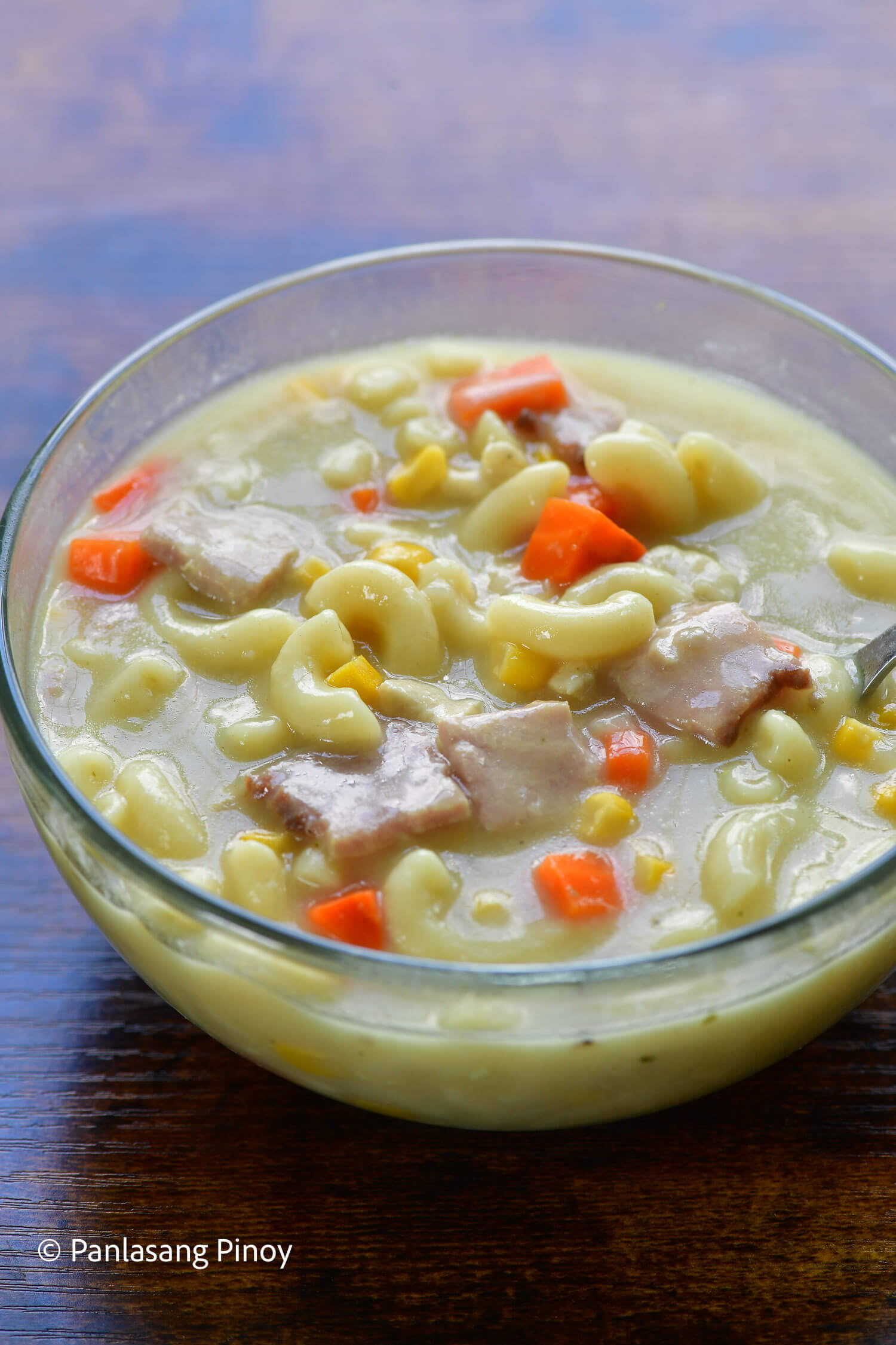 Sopa cremosa de macarrão (ala Jollibee)