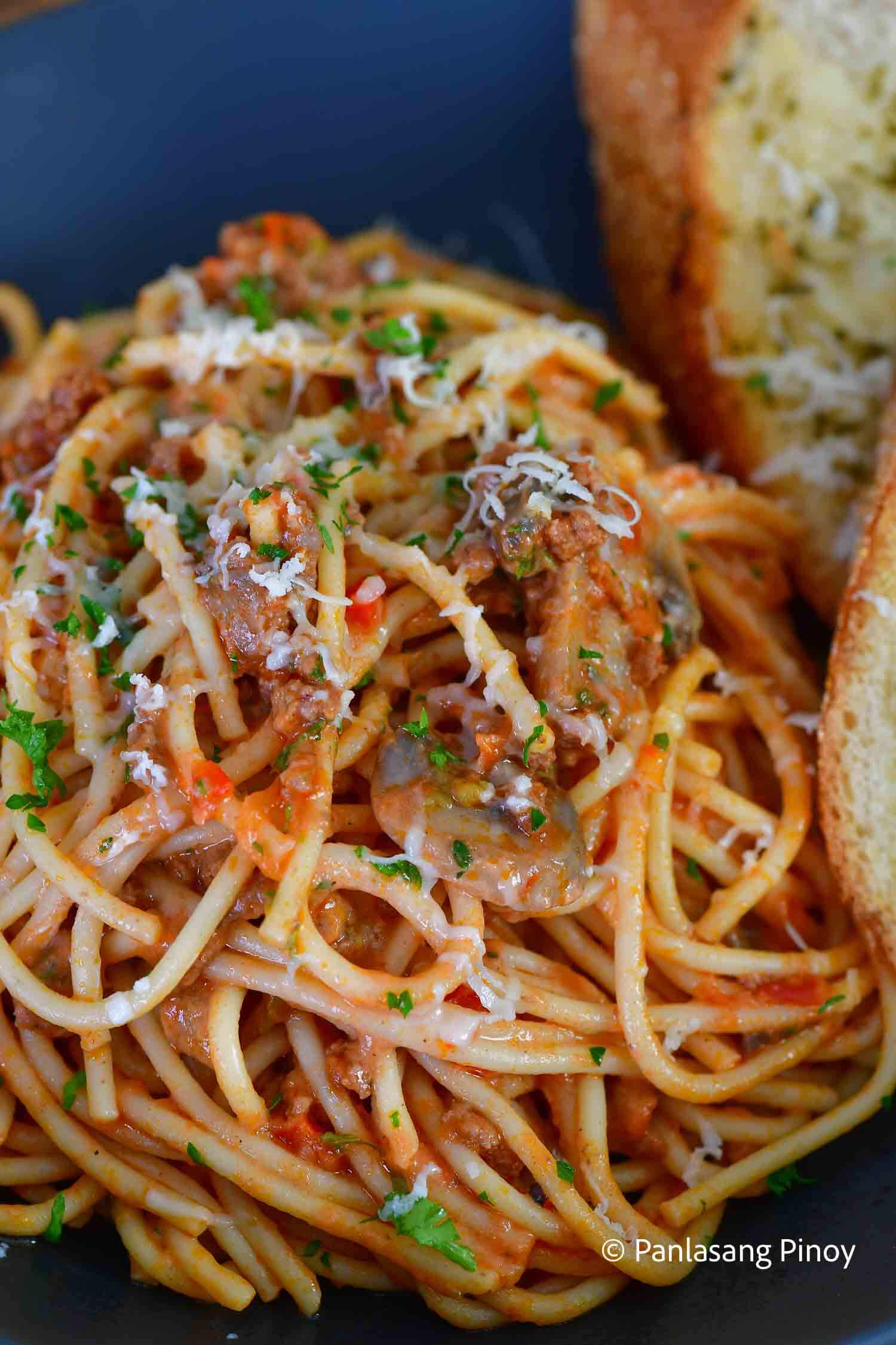 spaghetti with garlic bread