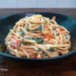 Creamy pasta with spinach and tomato