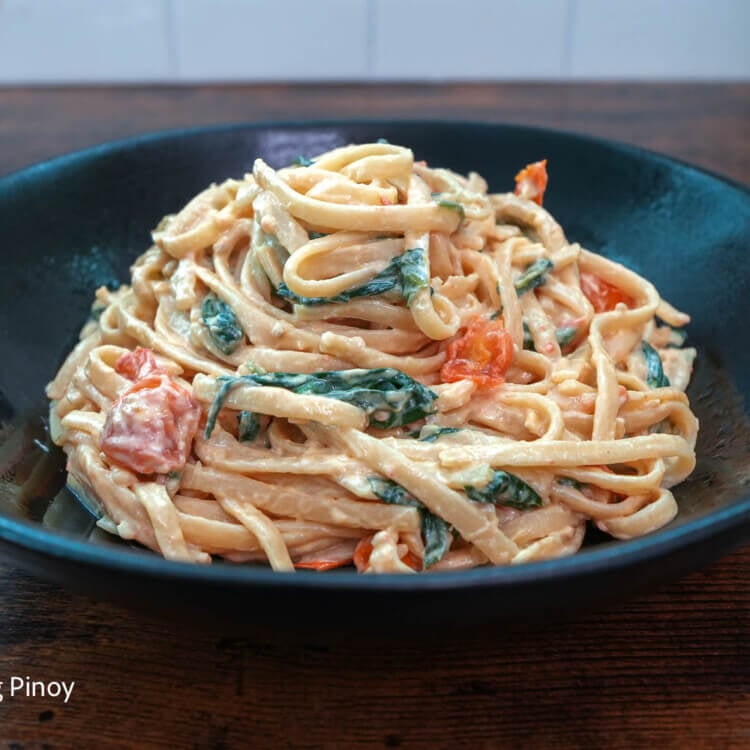 Creamy pasta with spinach and tomato