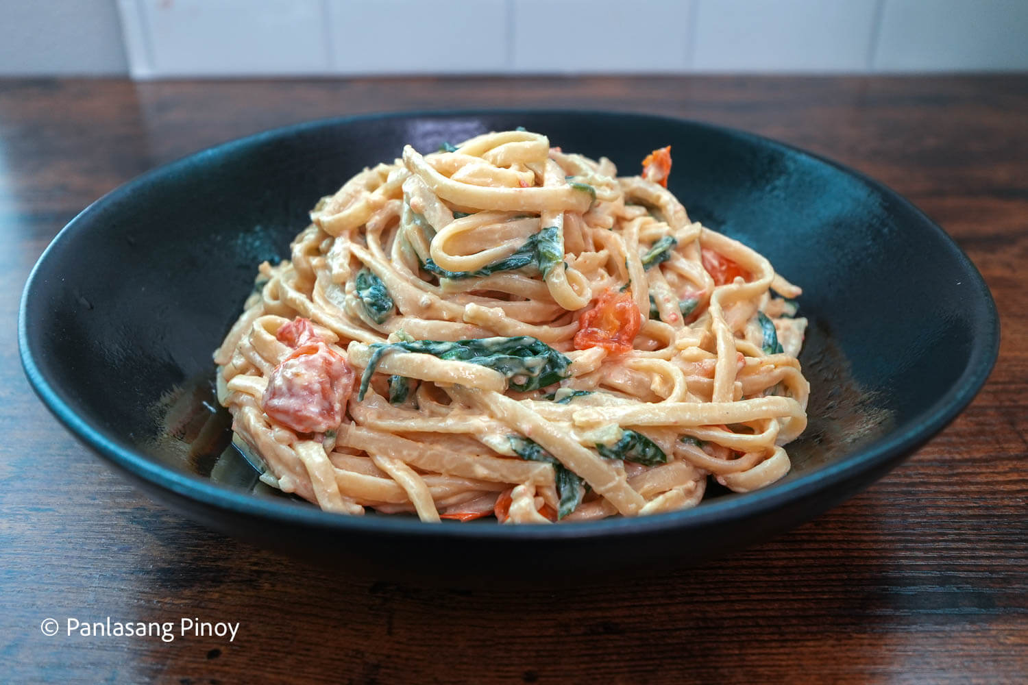 Creamy pasta with spinach and tomato
