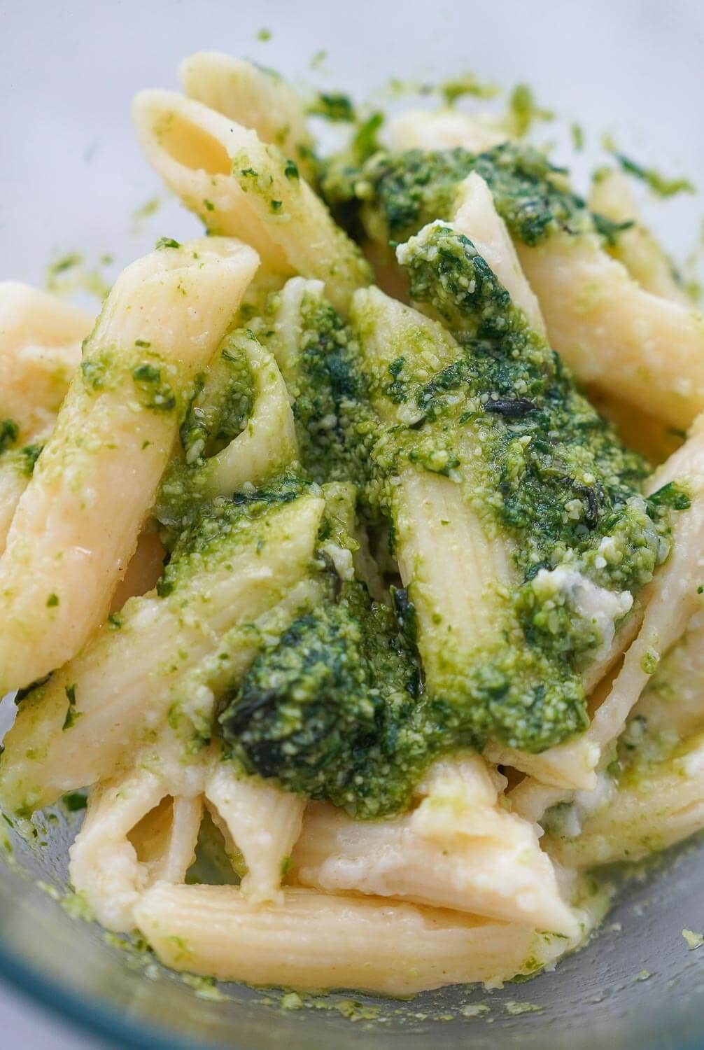 Cheesy pasta with basil pesto